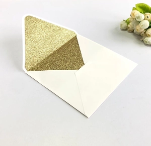 Enveloppe blanche avec doublure dorée pailletée et rabat en V pour invitations élégantes