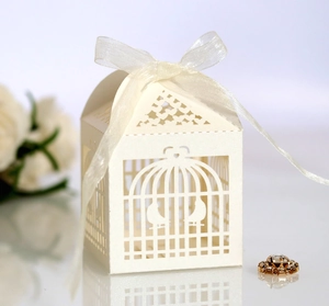 Elegante scatola porta confetti a gabbia per uccelli in carta avorio con nastro