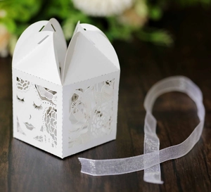Boîte à dragées blanche découpée au laser avec motif floral et ruban blanc