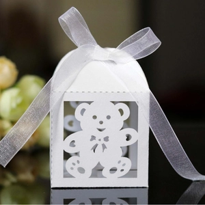 Scatola di caramelle orso tagliata al laser bianca con nastro in organza e motivo vuoto