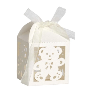 Scatola di caramelle a forma di orso tagliata al laser con design traforato e fiocco