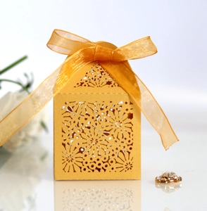 Caja de caramelos para boda dorada calada con láser con flores y lazo de cinta