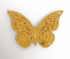 Detailansicht der 3D-Gold-Schmetterlings-Wandtattoos mit filigraner, hohler Ausschnittstruktur