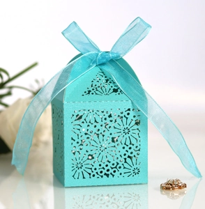 Elegante caja azul cortada con láser en papel perlado y cinta para detalles de boda