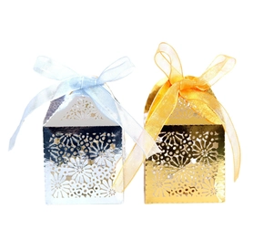 Cajas de caramelos para boda cortadas con láser en oro y plata con cintas de seda