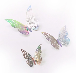 Detail von 3D-Metalleffekt-Schmetterlingen mit hohlem Muster und Regenbogen-Farbverlauf