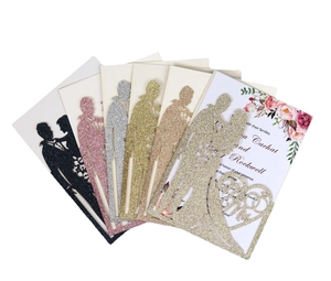 Laserschnitt-Hochzeitseinladungen aus Glitzerpapier mit Brautpaar-Silhouette