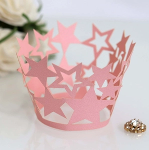 Envoltorios de cupcake rosa con estrellas cortadas por láser para decoración de mesas