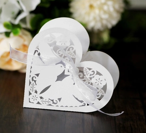 Elegant Heart Shaped Laser Cut Hollow Out Candy Boxes With Ribbon Bow Pearlescent Paper Floral Pattern Gift Boxes For Wedding Party Valentine Favors