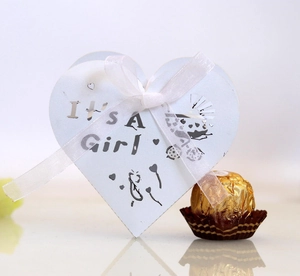 Rosa herzförmige Gastgeschenkbox mit 'IT'S A Girl' Design und Schleife für Babypartys