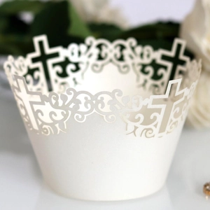Élégantes caissettes à cupcakes blanches découpées au laser avec motif de croix