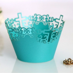Caissettes à cupcakes bleu clair découpées au laser avec motifs de croix et dentelle