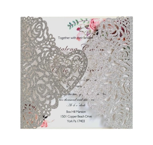 Élégante invitation de mariage découpée au laser avec paillettes argentées et motif cœur