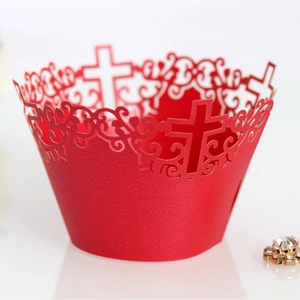 Caissettes à cupcakes rouges ajourées au laser avec motif de croix pour décoration fête