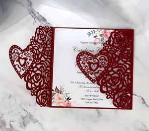 Detailansicht der burgunderroten Hochzeitskarte mit Laserschnitt-Rosen und Herzmotiven