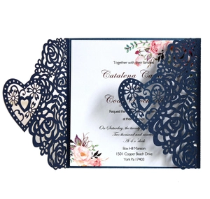 Elegante marineblaue lasergeschnittene Hochzeitseinladung mit floralem Herzmuster-Ausschnitt
