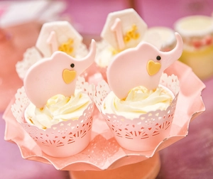 Vue détaillée des caissettes à cupcakes roses découpées au laser avec éléphants