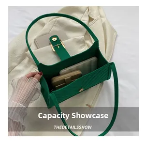 Dettaglio della capacità interna della borsa a spalla in feltro verde con portafoglio e taccuino