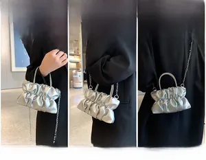 Sac nuage plissé argenté présenté en trois styles: sac à main, bandoulière et porté croisé