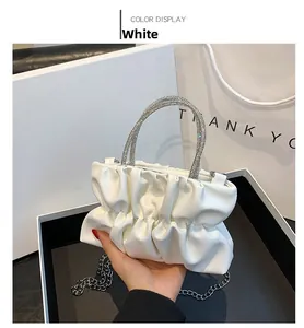 Witte geplooide cloud-tas met strass handvat en zilveren ketting in geschenkverpakking