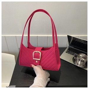 Dettaglio della borsa a spalla in feltro fucsia con trama trapuntata e fibbia dorata