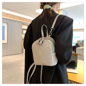Détails du dos d'un mini sac à dos gris clair orné de rivets argentés et scintillants