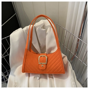 Borsa a spalla in feltro arancione vivace con fibbia dorata e motivi trapuntati