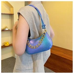Details einer blau-violetten Handtasche mit Farbverlauf, Goldkette und Knotenriemen