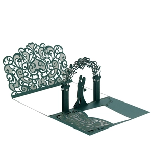 3D πράσινο προσκλητήριο γάμου laser-cut με σιλουέτα ζευγαριού κάτω από μια λουλουδένια αψίδα