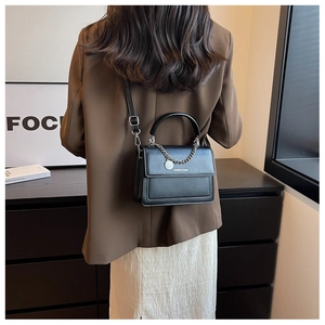 Dettaglio borsa a tracolla in pelle nera con catena argento e testo Fashion & Bags