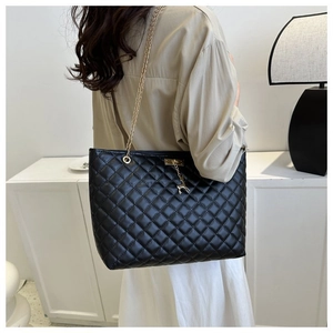 Klassische schwarze gesteppte Shopper Tasche mit goldener Kette und Hirsch Anhänger