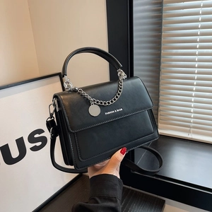Borsa a Spalla da Donna in Pelle PU Alla Moda Tinta Unita Quadrata Con Patta Catena d'Argento Ciondolo in Metallo Elegante
