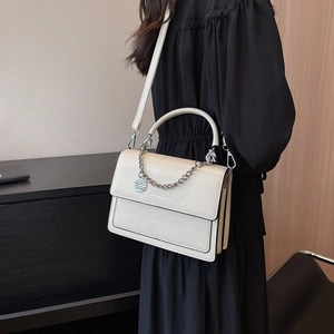Borsa a spalla bianco crema con catena moda e manico superiore mostrata sul modello