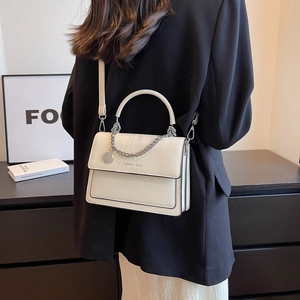 Borsa quadrata minimalista in pelle PU bianca con catena d'argento e ciondolo in metallo