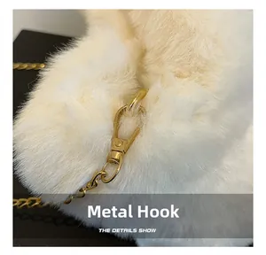 Nahaufnahme der goldenen Metallhaken und Kette an einer weichen Plüschhandtasche