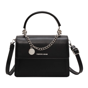 Borsa a tracolla minimalista in pelle nera con catena d'argento e manico su sfondo bianco