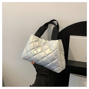 Détail du sac cabas argenté métallisé avec matelassage en losanges sophistiqué