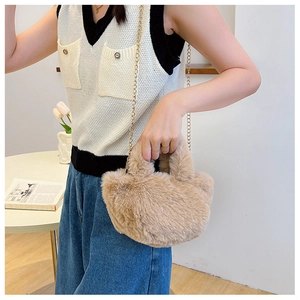 Detailansicht der flauschigen beige-aprikosenfarbenen Kunstpelztasche mit goldener Kette
