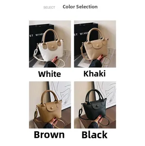 Détail des mini sacs texturés disponibles en blanc, kaki, marron et noir au choix
