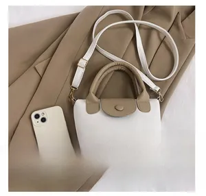 Mini sac à main texture litchi et téléphone pour échelle, avec poignée et bandoulière