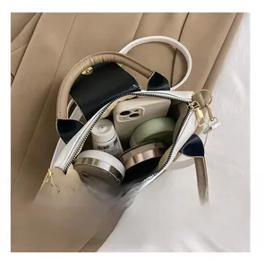Vue de dessus montrant la capacité interne du sac à main en cuir tricolore pour accessoires