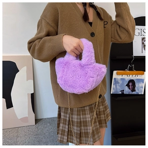 Detailansicht der flauschigen lila Plüsch-Handtasche mit goldener Kette für den Herbst