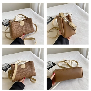 Vues détaillées d'un sac à bandoulière marron à motif crocodile au design structuré