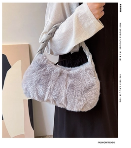 Détail d'un sac à bandoulière en fausse fourrure grise avec poignée tressée élégante