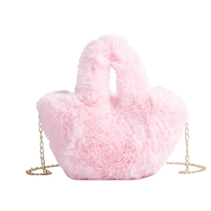 Detail der pinkfarbenen Plüschhandtasche mit Goldkette und weicher Fellstruktur