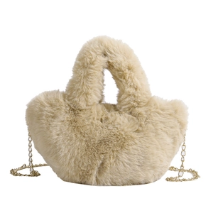 Detailaufnahme der flauschigen Kunstfellstruktur und Goldkette an der beigen Plüschtasche