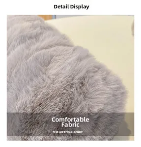 Détail rapproché de la texture douce en peluche de fausse fourrure grise du sac
