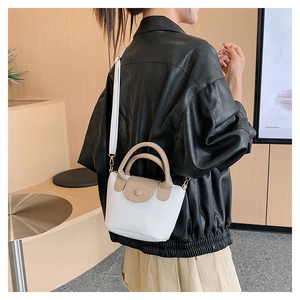 Détail du mini sac bandoulière avec rabat crème contrasté et finition texturée