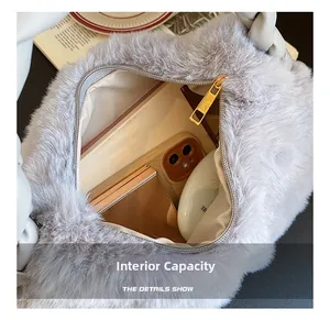 Détail de l'intérieur du sac à main en peluche grise montrant la capacité pour maquillage