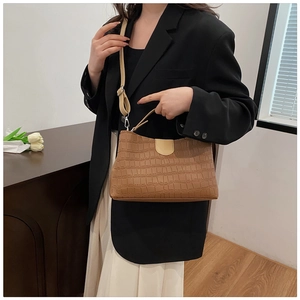 Gros plan du sac à main marron à motif crocodile avec bandoulière réglable kaki et détails métal